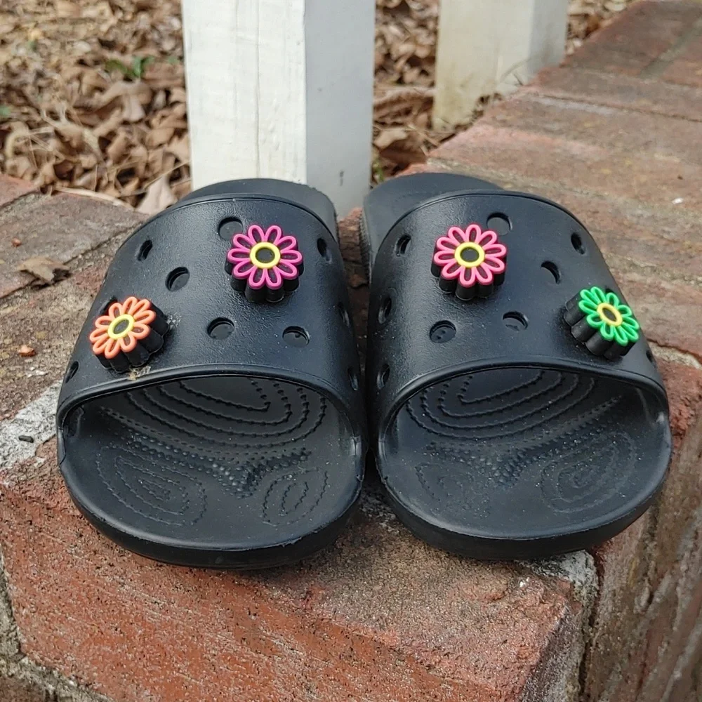 Crocs Unisex Black Slides with Flower Jibbetz Size 6 (841)